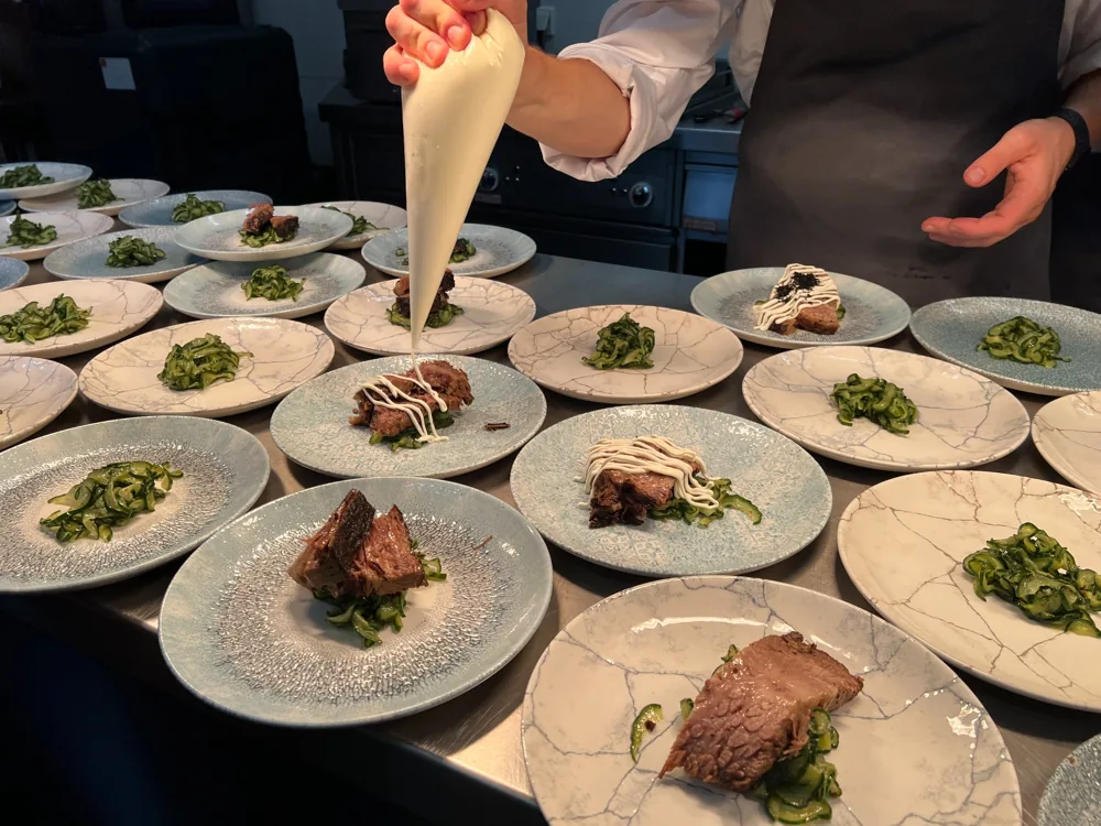 In der Küche werden die Teller für ein gemeinsames Dinner angerichtet
