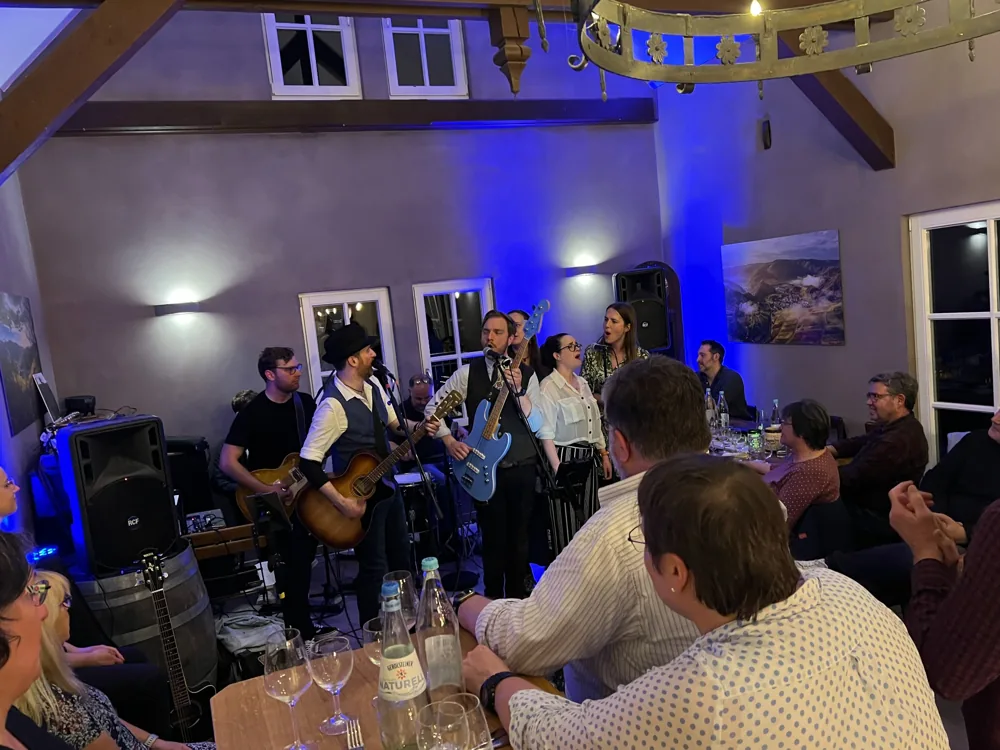 Livemusik und Gäste im Bahnsteig 1