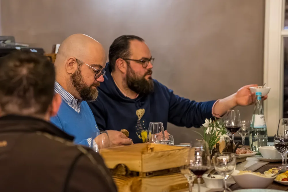 Eine Weinrunde an der gedeckten Tafel im Bahnhof