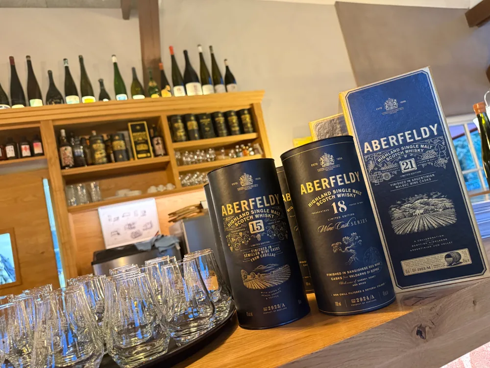 Whiskyflaschen und vorbereitete Verkostungsgläser im Bahnsteig 1