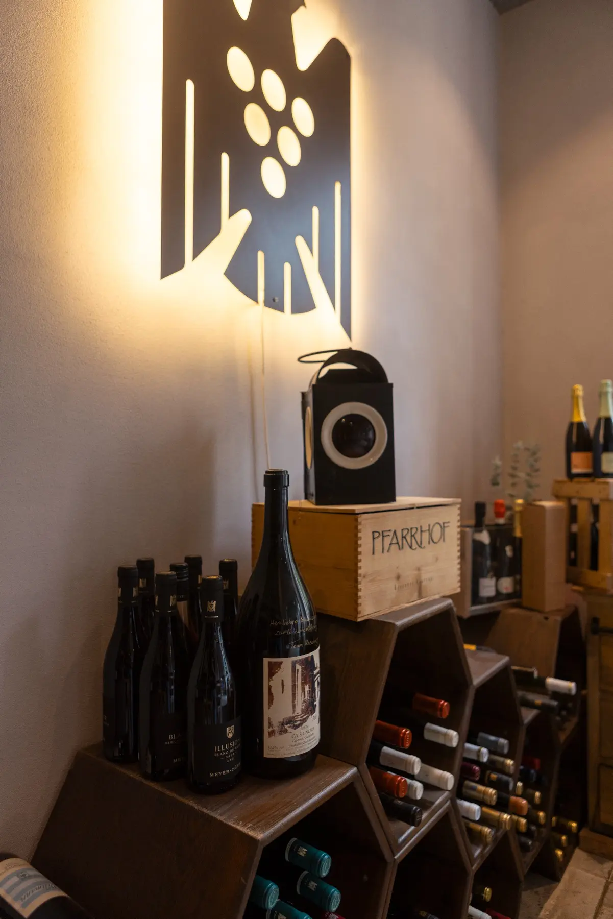 Detail der Vinothek mit beleuchtetem Ahrsymbol