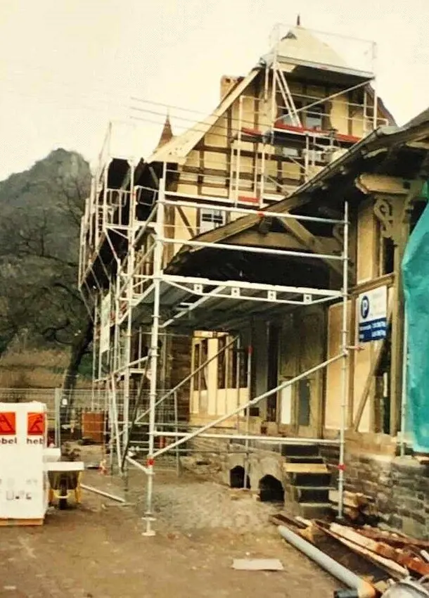 Arbeiten am Fachwerk des Bahnhofs