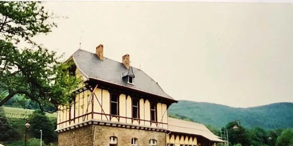 Der fertig sanierte Bahnhof Mayschoß