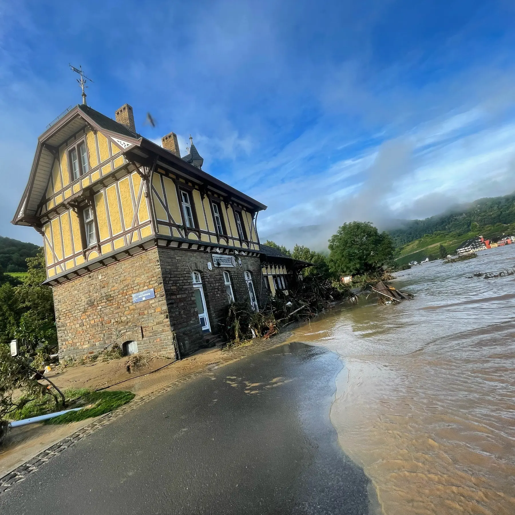Zerstörungen rund um den Bahnsteig 1 nach der Flut