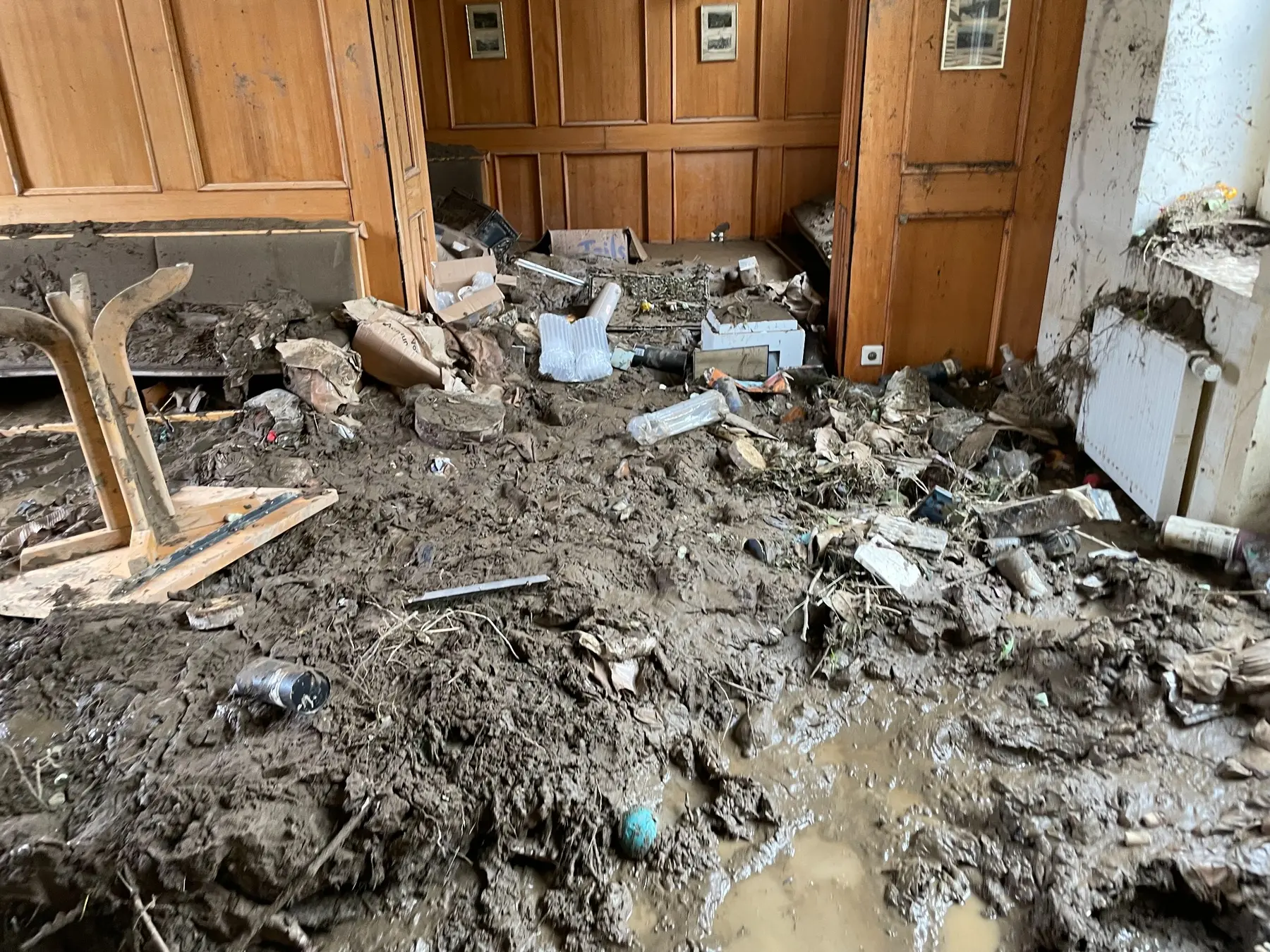 Schutt und zerstörter Boden im Bahnsteig 1