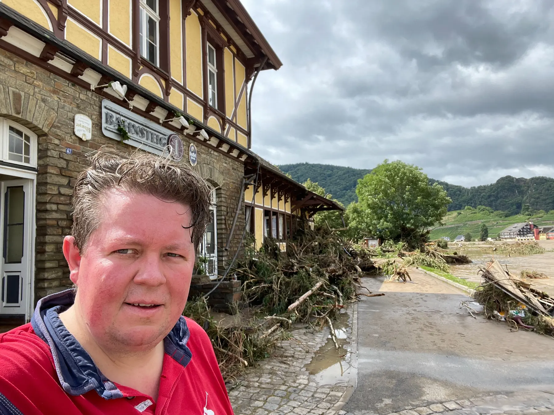 Thorsten Rech vor dem Bahnhof nach der Flut