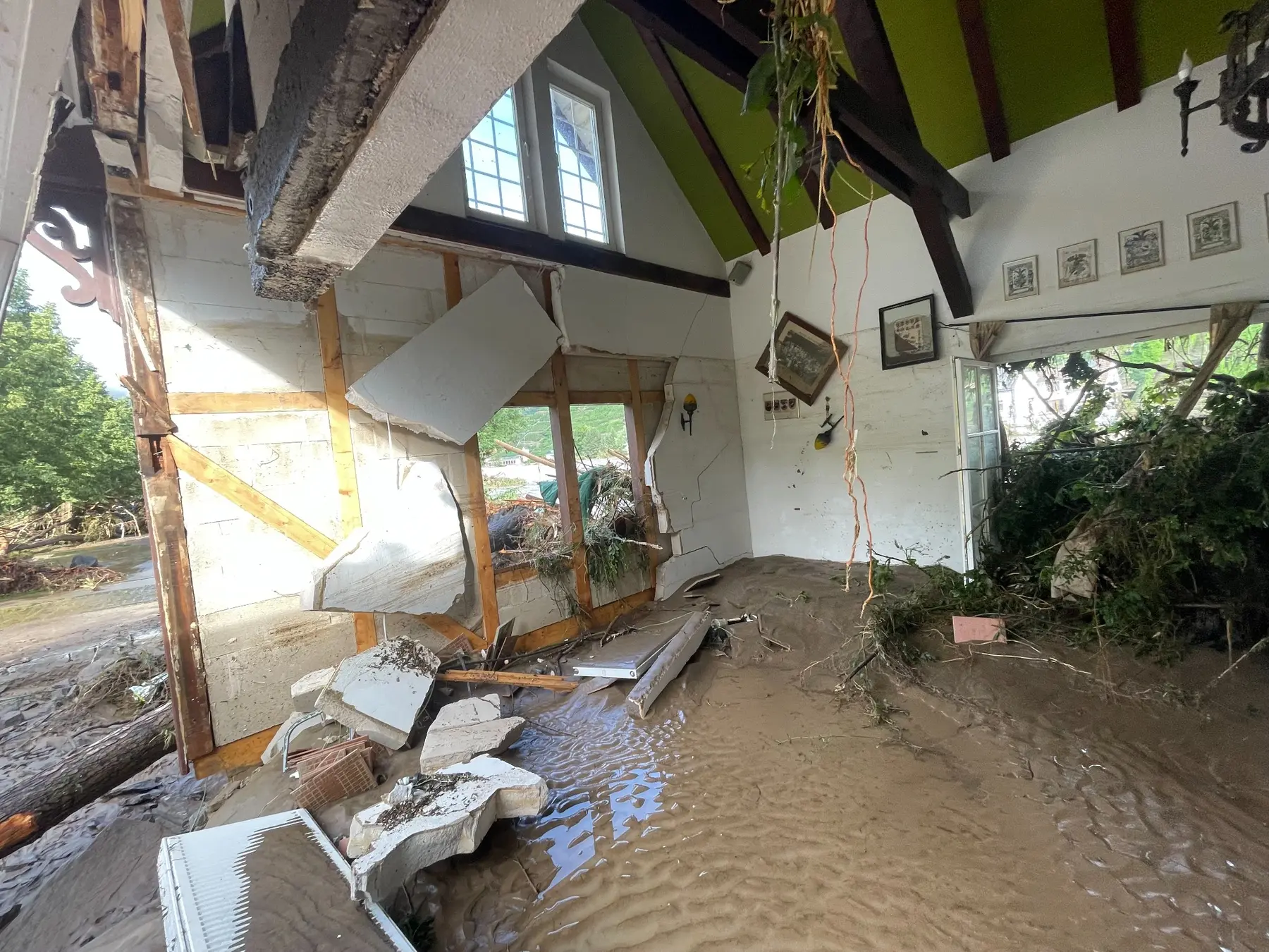 Aufgerissener Innenraum des Bahnsteig 1 nach der Flut