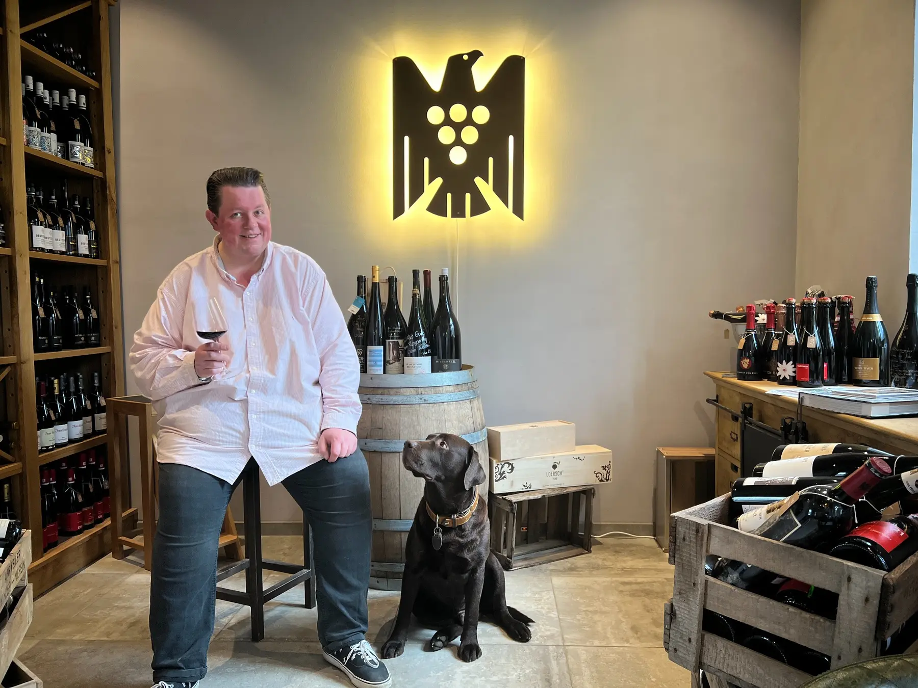 Thorsten Rech mit Labrador Uwe in der Vinothek