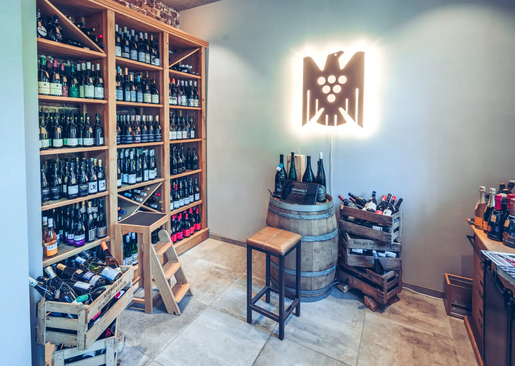 Die heutige Vinothek mit ihrem großen Weinregal