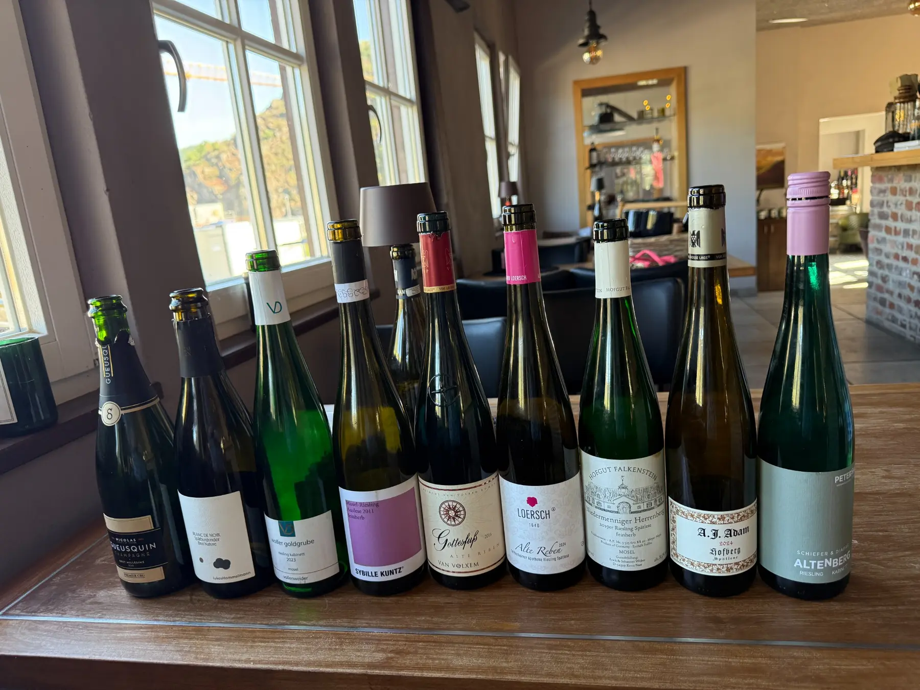 Rieslingflaschen verschiedener deutscher Weingüter auf einem Lieblingstisch im Bahnsteig 1