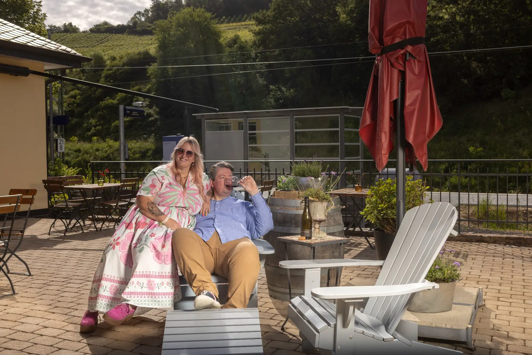 Gäste beim entspannten Ausklang auf der Terrasse des Bahnsteig 1