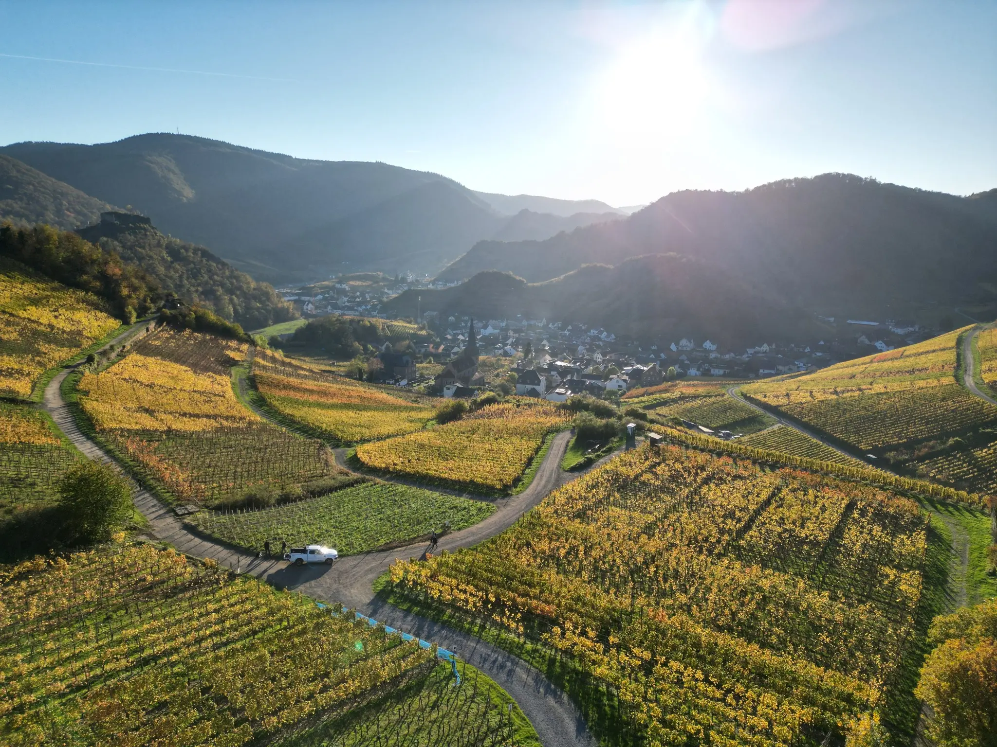 Drohnenblick über die herbstlichen Weinberge und Mayschoß im Ahrtal