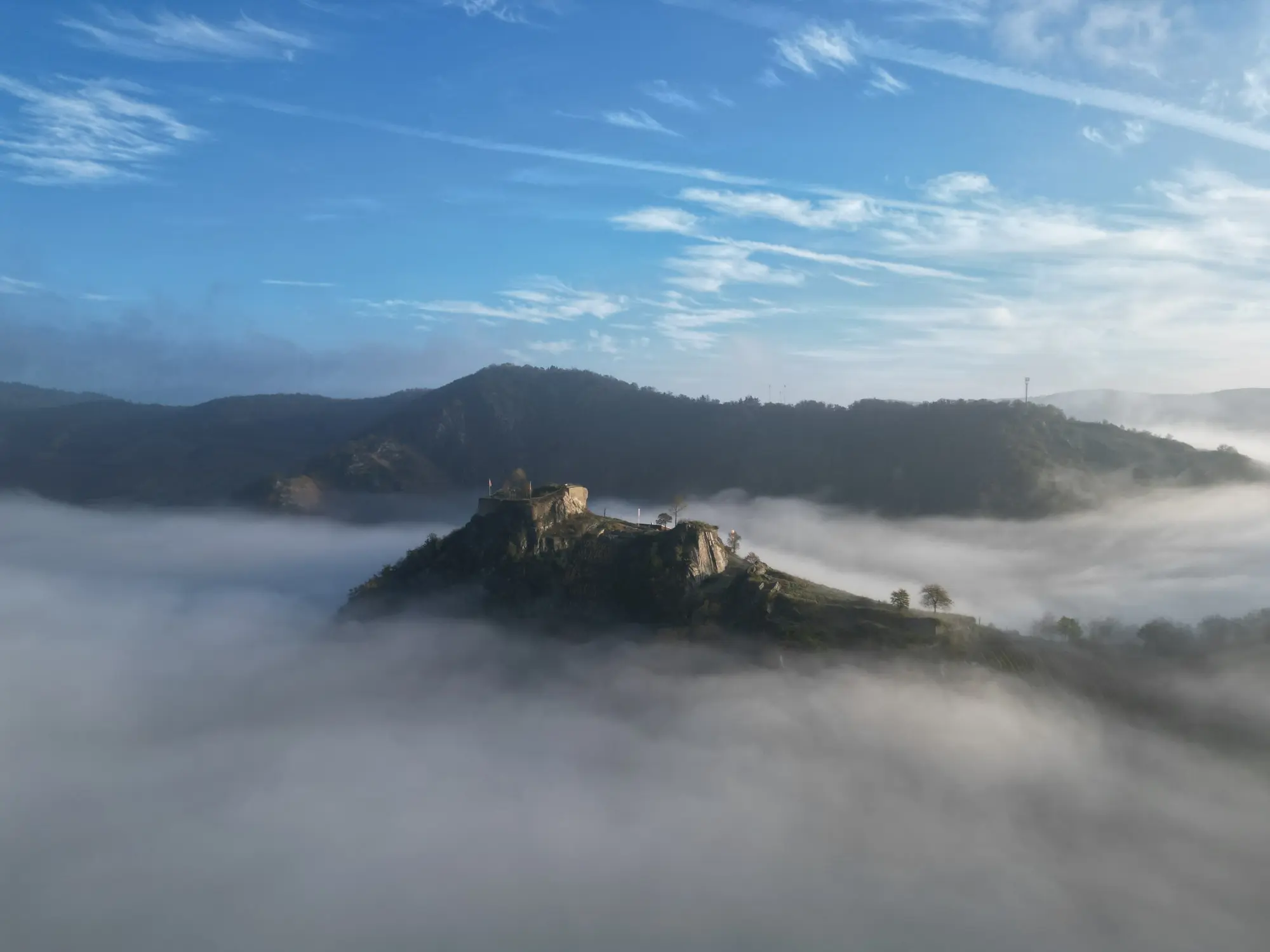Ruine Saffenburg über dem morgendlichen Nebel im Ahrtal